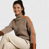 Miroslava - Pulover s visokim ovratnikom i elegantnim kontrastnim prugama
