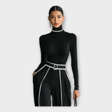 Elegantna kombinezon s minimalnom estetikom