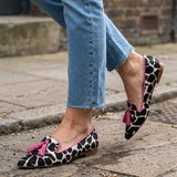 Mocassino Ginevra — Mucca Bianco e Nero, Nappine Rosa